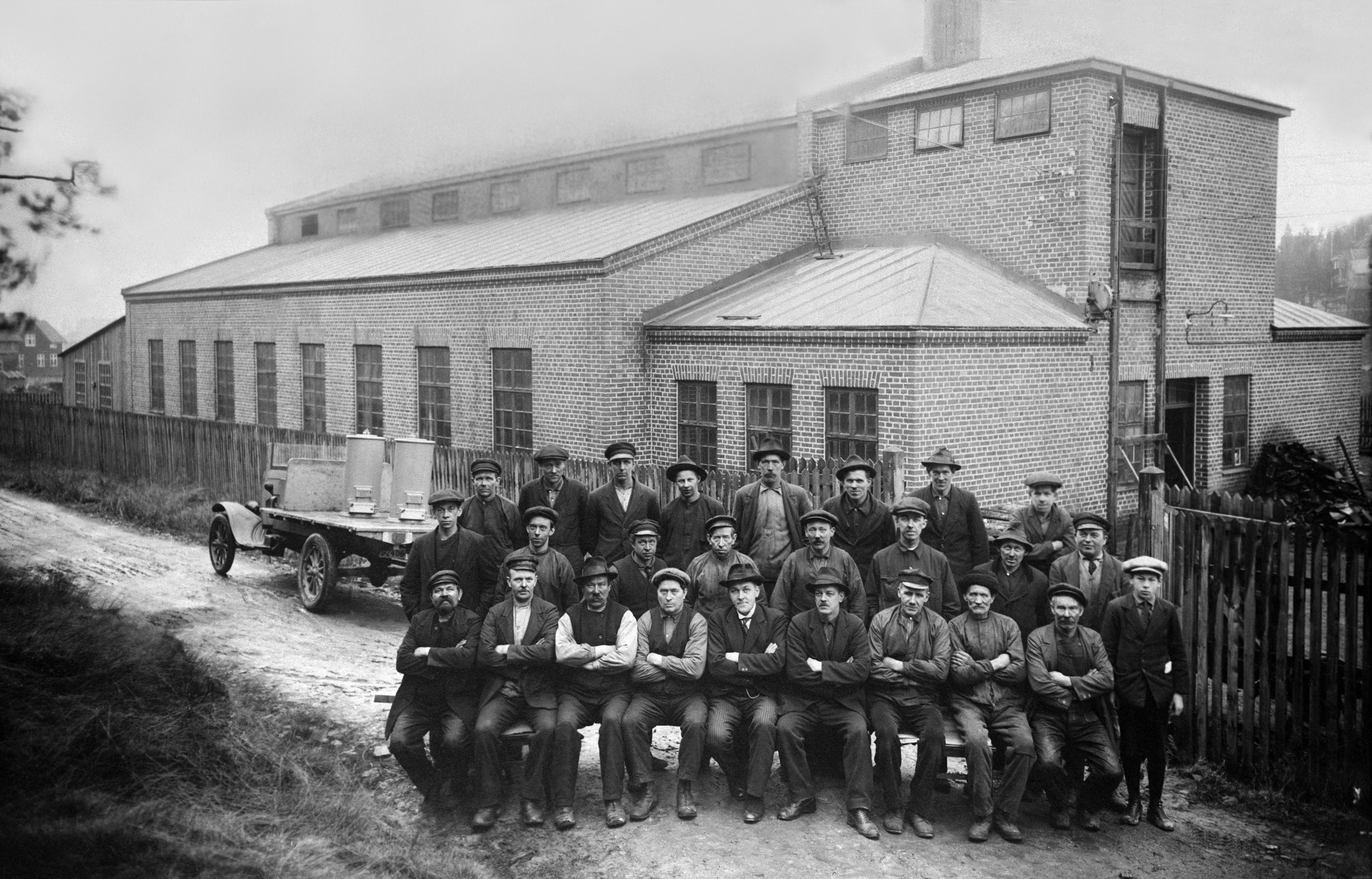 Troligen den första personalbilden från Thermia, fotograferad någon gång före 1934 utanför fabriken i Arvika.